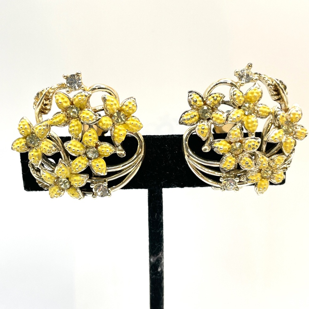 Star Signed Vintage Yellow Flower Rhinestone Accent Clip-on Earrings
